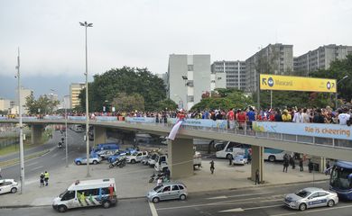 Torcedores chegam para o jogo entre Chile e Espanha, no estádio do Maracanã, na zona norte do Rio (Tomaz Silva/Agência Brasil)