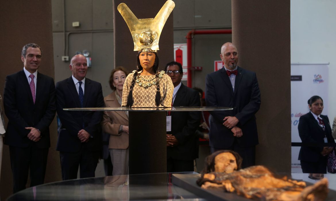 O rosto da matriarca La Señora de Cao foi revelado em cerimônia no Museu de La Nación, em Lima. Na ocasião também foi exposta os restos mortais mumificados a partir dos quais a réplica foi feita