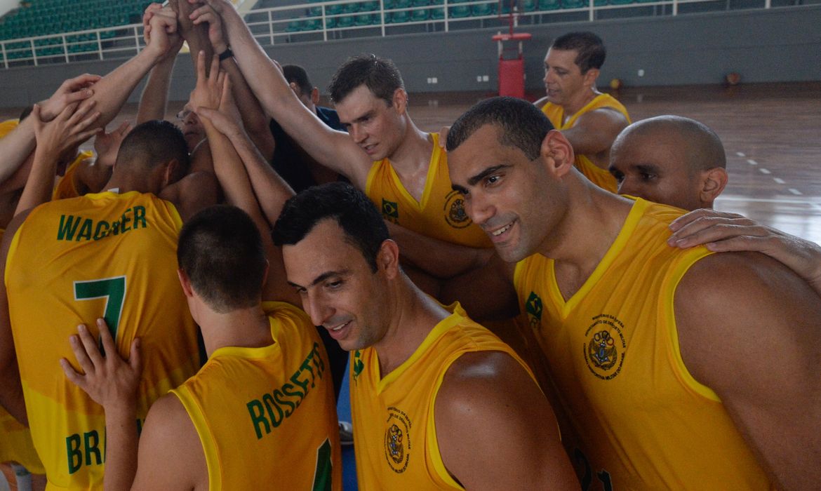 A delegação brasileira participa da competição com 282 atletas, a segunda maior que Brasil já levou para a competição