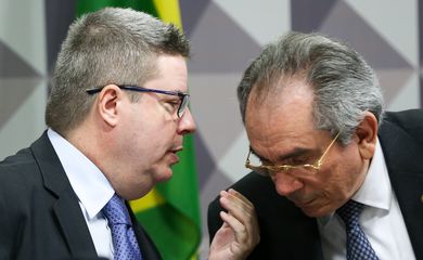 Brasília - O relator Antônio Anastasia e o presidente da Comissão do Impeachment, Raimundo Lira, durante reunião para ouvir depoimento de Robson Azevedo Rung, coordenador-geral de Tecnologia e Informação da Secretaria de Orçamento Federal 