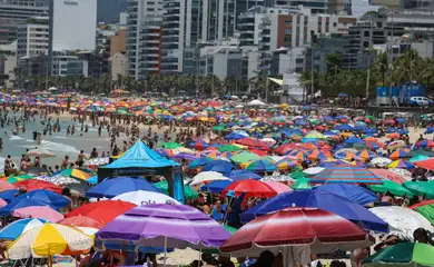 Rio de Janeiro (RJ), 26/12/2025 – Cariocas e turistas vão à praia em dia de forte calor no Rio de Janeiro. Foto: Tomaz Silva/Agência Brasil