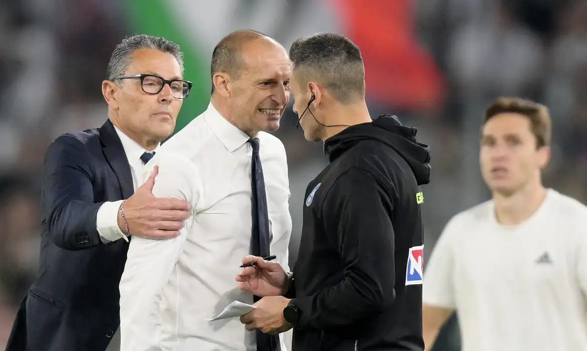 Massimiliano Allegri reclama com 4º árbitro após ser expulso na final da Copa da Itália, em Roma
15/05/2024
REUTERS/Daniele Mascolo