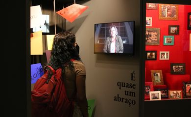Exposição Sonhei em português!, com curadoria de Isa Grinspum Ferraz, no Museu da Língua Portuguesa.