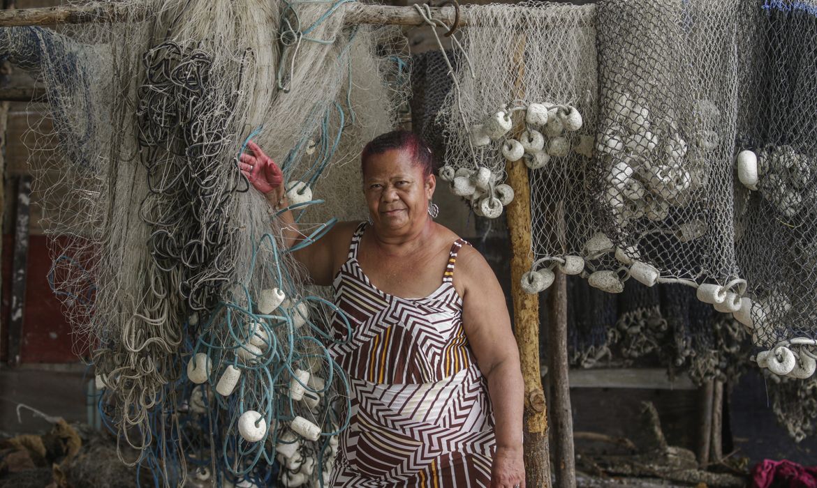 Maceió (AL) 18/12/2023 – Josiane dos Santos, marisqueira a 38 anos, fala com Agência Brasil sobre o descaso que os pescadores estão sofrendo devido ao rompimento da mina n°18 da mineradora Baskem na lagoa de Mundaú.
Foto: Joédson Alves/Agência Brasil