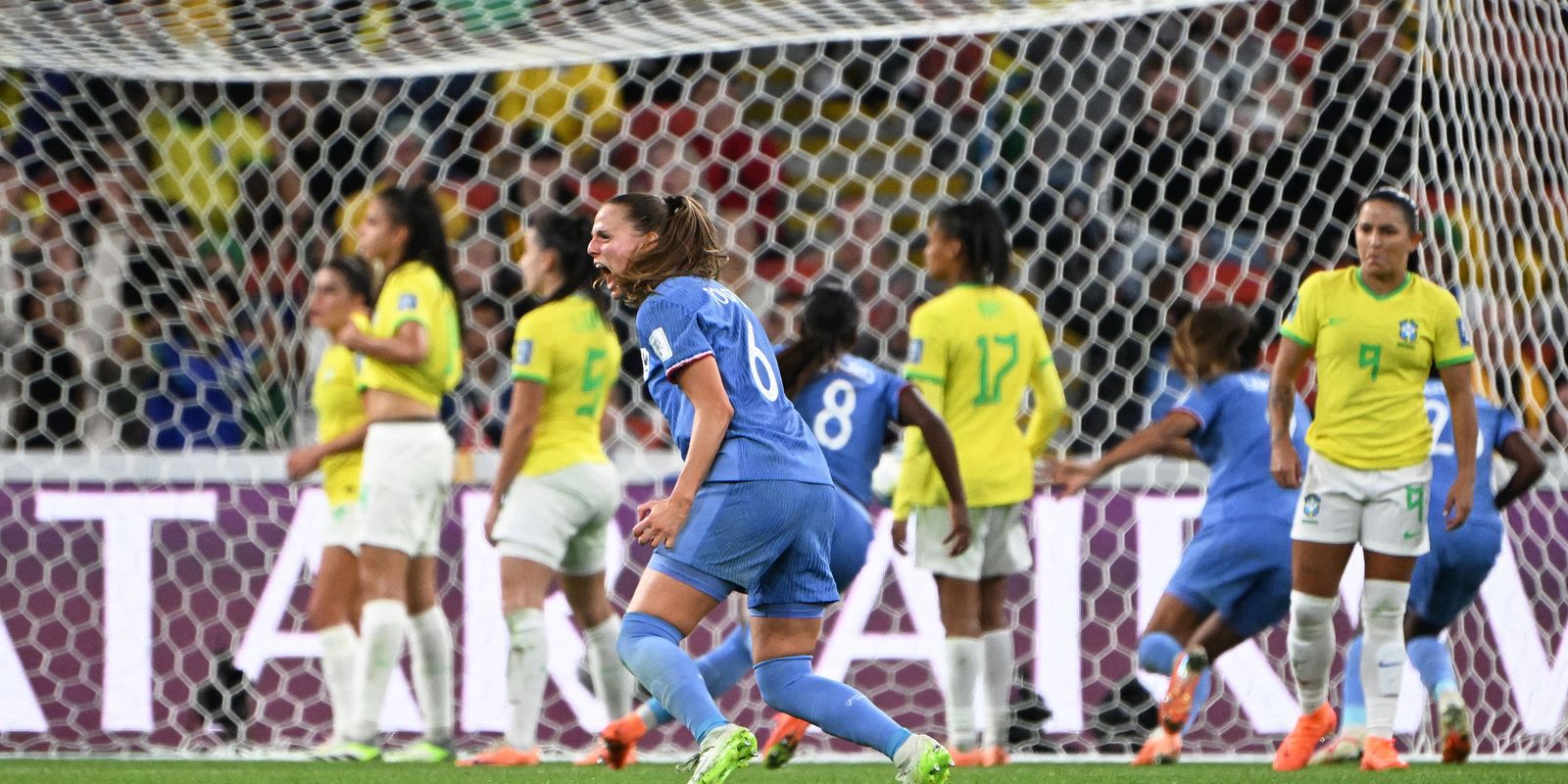 França vence Brasil e assume a ponta do grupo F do Mundial: 2 a 1