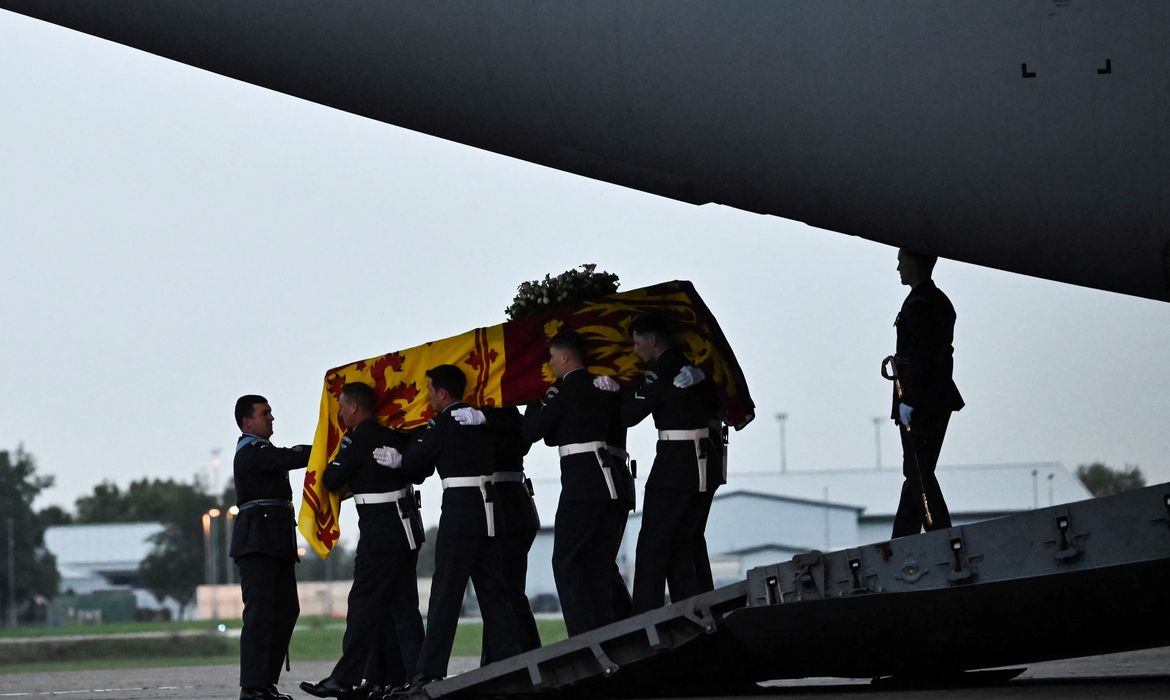 Militares levam caixão com o corpo da Rainha Elizabeth após aterrissagem em Londres