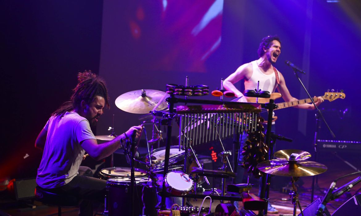 A banda A Engrenagem, durante participação no Festival de Música Nacional FM.
