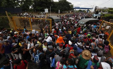 Caravana de hondurenhos começa a entrar a à força no México, a partir da Guatemala