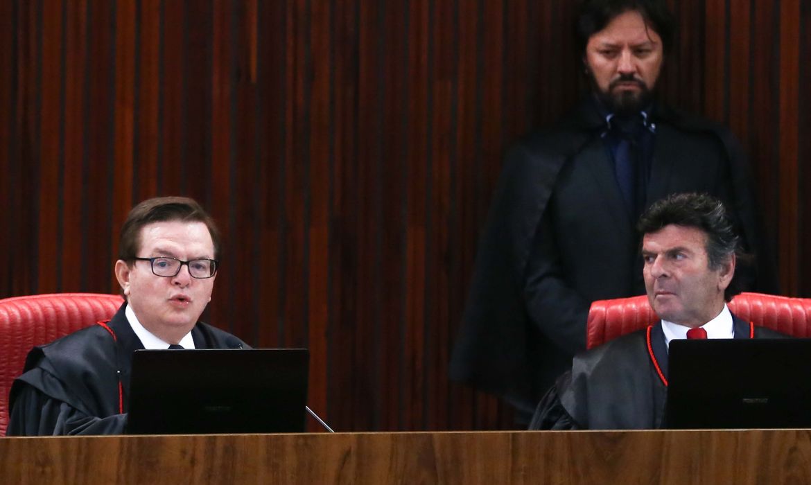 Brasília - O ministro Herman Benjamin, relator no TSE da ação em que o PSDB pede a cassação da chapa Dilma-Temer, durante retomada do julgamento(José Cruz/Agência Brasil)