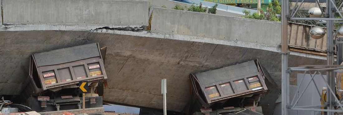 Confira imagens do viaduto que desabou e começa a ser demolido em Belo Horizonte