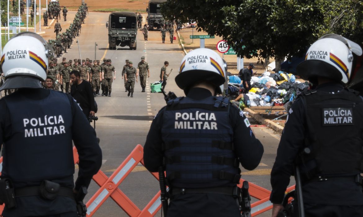 Polícia e Exército se concentram na frente do QG do Exército para desmobilização de acampamento de bolsonaristas 