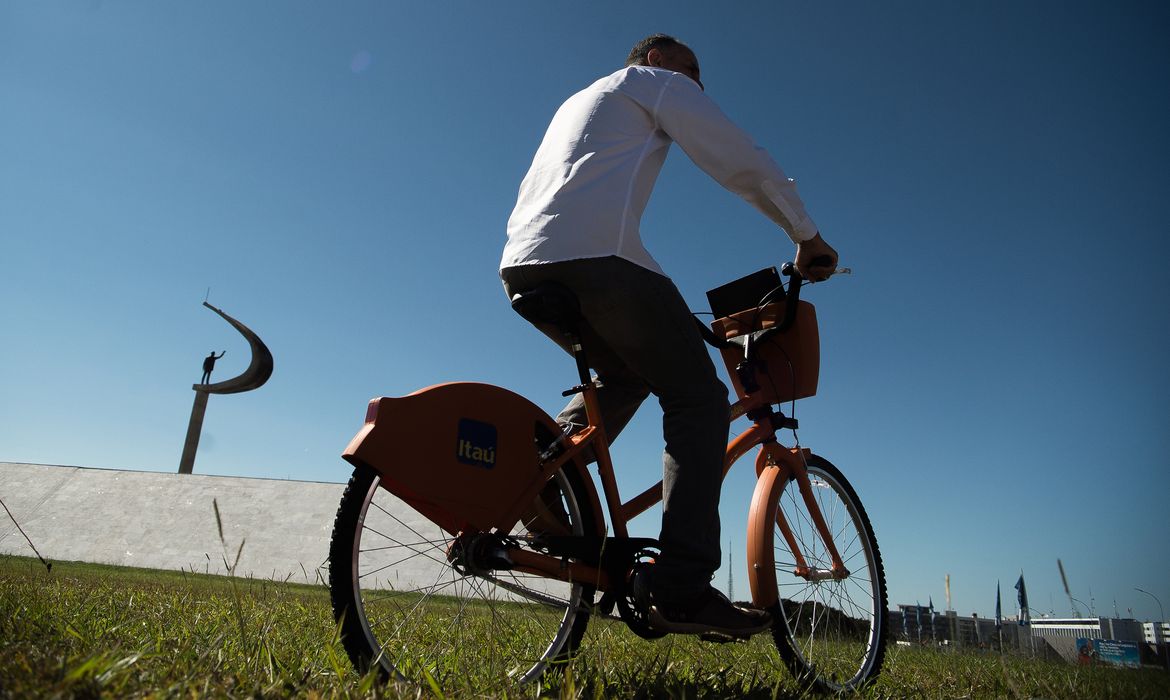 BRASÍLIA, DF, BRASIL,  28-05-2014, 11h30: O Governo do Distrito Federal inaugura as 10 primeiras estações do Projeto Bike Brasília -  programa de mobilidade urbana que promove o compartilhamento de bicicletas.   (Foto: Marcelo Camargo