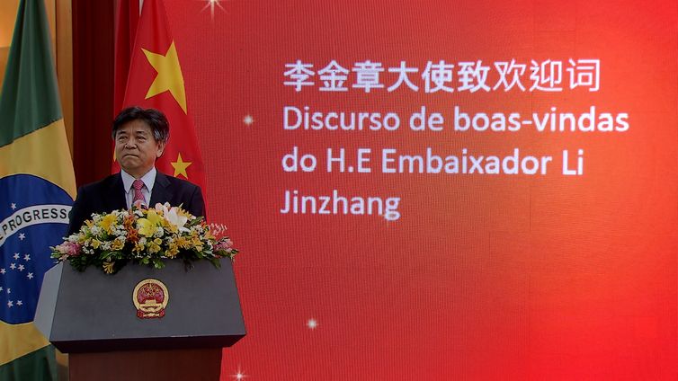 O embaixador da China no Brasil, Li Jinzhang, participa da comemoração do 30º Aniversário da Cooperação CBERS, na Embaixada da China, em Brasília.