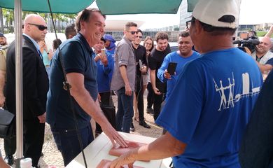 Em passeio na tarde de sábado, presidente Jair Bolsonaro para na Esplanada dos Ministérios para comprar um picolé
