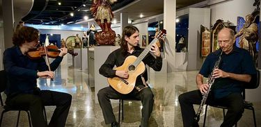 Paulo Azevedo, Gabriel Lucena e Pierre Descaves formam o Trio Laetare