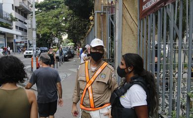 Segurança no Colégio Bennett, bairro do Flamengo, durante eleições municipais de 2020 na 4ª zona eleitoral no Rio de Janeiro