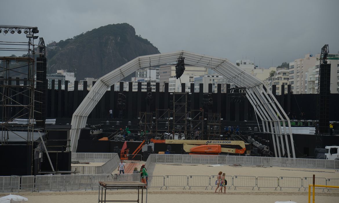 Rio de Janeiro - Montagem do palco central que receberá os shows da virada de ano na Praia de Copacabana (Fernando Frazão/Agência Brasil)