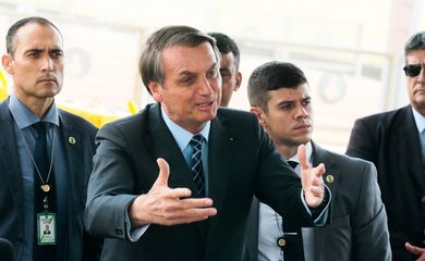 Presidente Jair Bolsonaro cumprimenta turistas e fala à imprensa no Palácio da Alvorada