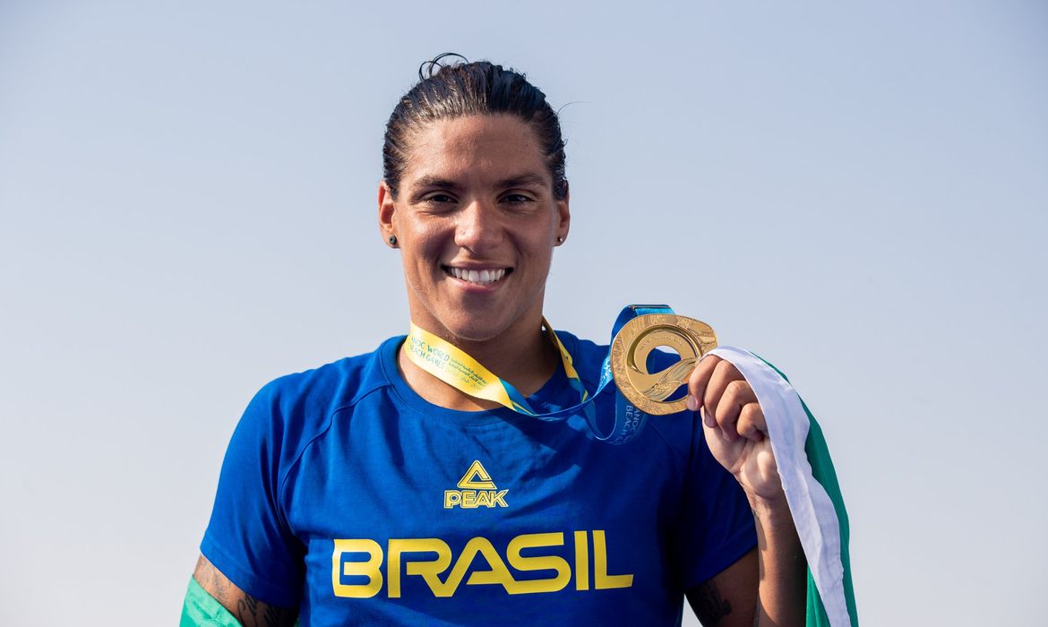 Domingão dourado! A primeira medalha do Time Brasil nos Jogos Mundiais de Praia #Doha foi dela: Ana Marcela Cunha venceu os 5km das Maratonas Aquáticas completando a prova em 59m51s