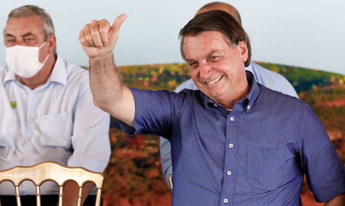 Presidente da República, Jair Bolsonaro durante chegada em Flores do Goiás,para cerimônia de Entrega de Títulos de Propriedade Rural