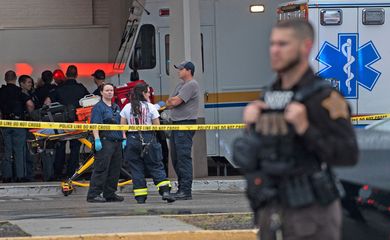 Equipes de emergência do lado de fora do local de tiroteio em um shopping center em Indiana, nos Estados Unidos