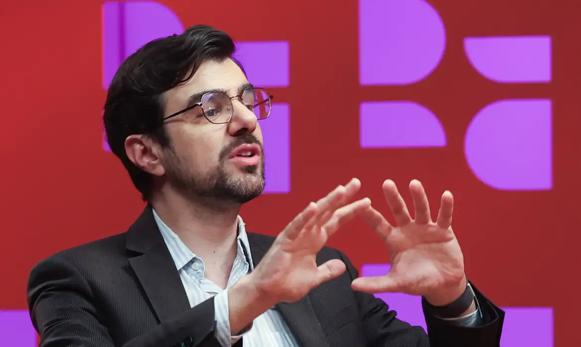 Brasília - 11/11/2025 -Brasília (DF), 11/11/2025 –  Secretário de política econômica, Guilherme Mello, é o convidado do programa DR com Demori, na Empresa Brasil de Comunicação (EBC).
Foto: Valter Campanato/Agência Brasil