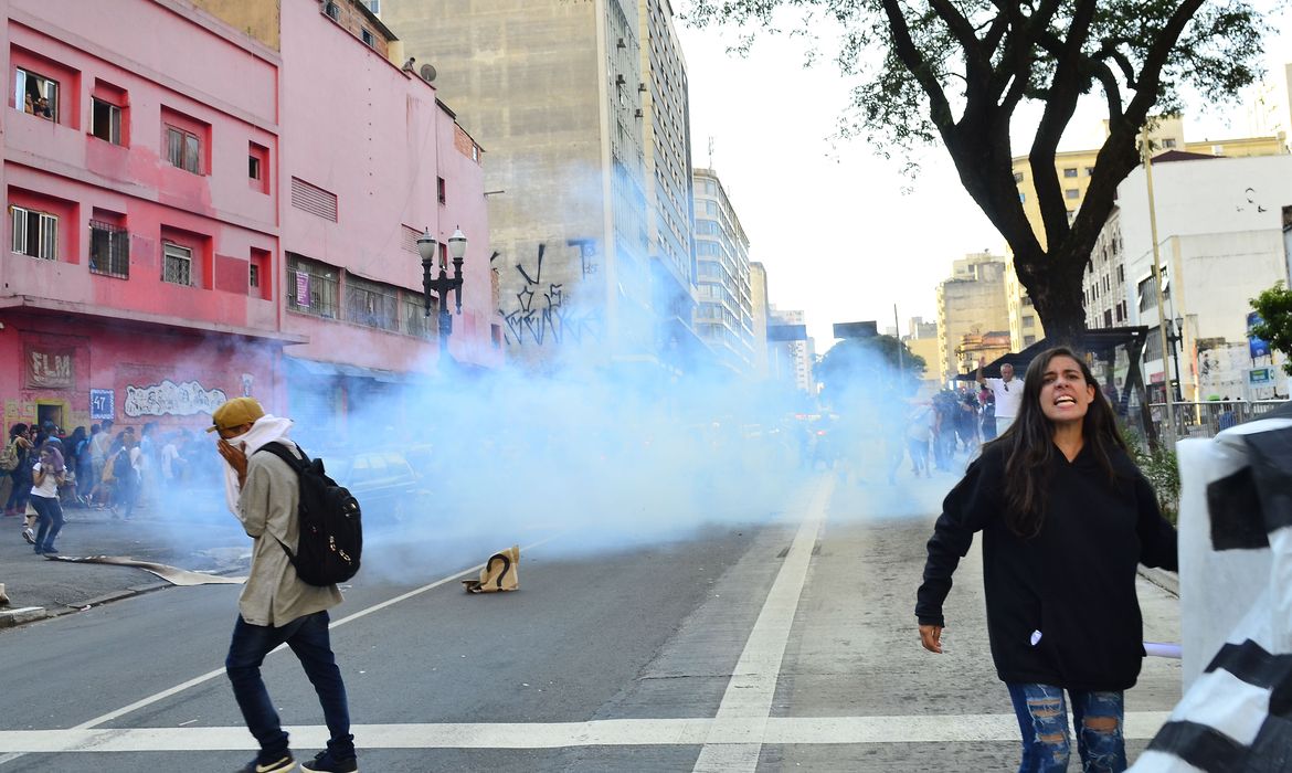 São Paulo - Polícia reprime e dispersa manifestação de estudantes secundaristas contra a máfia da merenda  (Rovena Rosa/Agência Brasil)