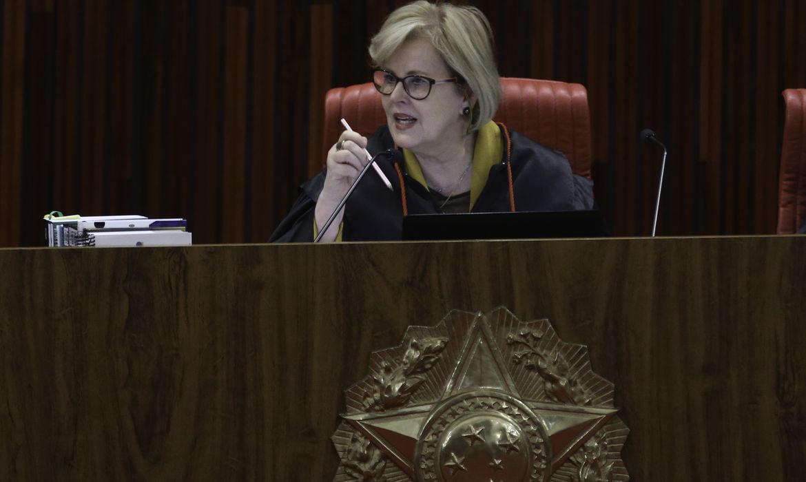 A ministra  Rosa Weber durante julgamento do pedido de registro de candidatura de Luiz Inácio Lula da Silva para a presidência da República nas eleições de outubro, no TSE.