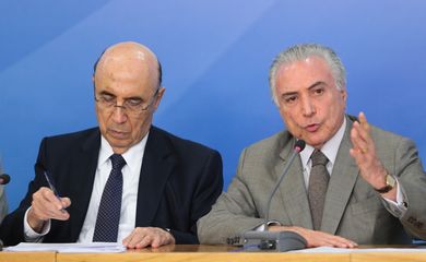 O ministro da Fazenda, Henrique Meirelles, e o presidente Michel Temer anunciam medidas de crédito e de redução dos juros do cartão de crédito