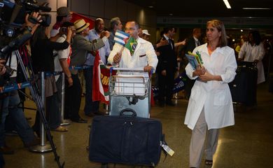Em outubro de 2013, médicos cubanos desembarcavam em Brasília contratados pelo Programa Mais Médicos