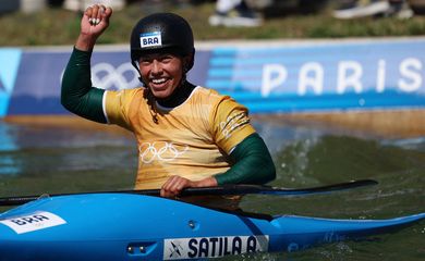 Paris 2024 Olympics - Slalom Canoe - Women's Kayak Cross Quarterfinal - Vaires-sur-Marne Nautical Stadium - Whitewater, Vaires-sur-Marne, France - August 05, 2024.
Ana Satila of Brazil reacts after competing. REUTERS/Molly Darlington