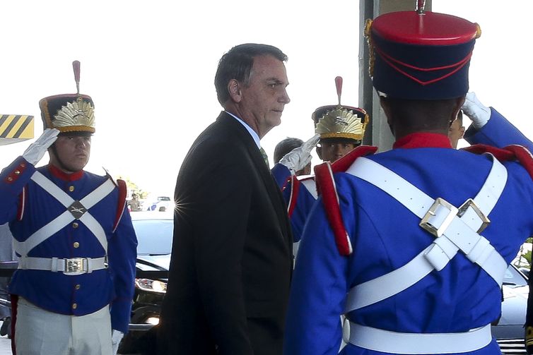 O presidente da República, Jair Bolsonaro, fala à imprensa após almoço no Ministério da Defesa. 