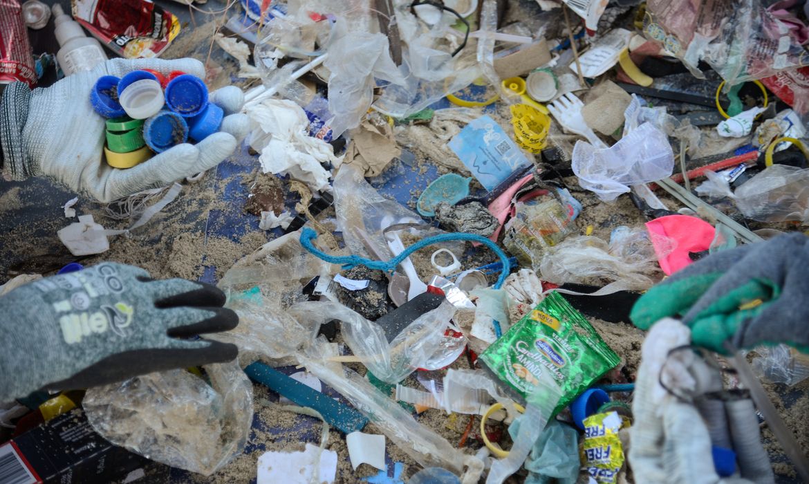 Rio de Janeiro (RJ), 16/09/2023 – No Dia Mundial de Limpeza de Rios e Praias - CleanUp Day, voluntários recolhem lixo na praia de Copacabana, na zona sul da capital fluminense. Foto: Tomaz Silva/Agência Brasil