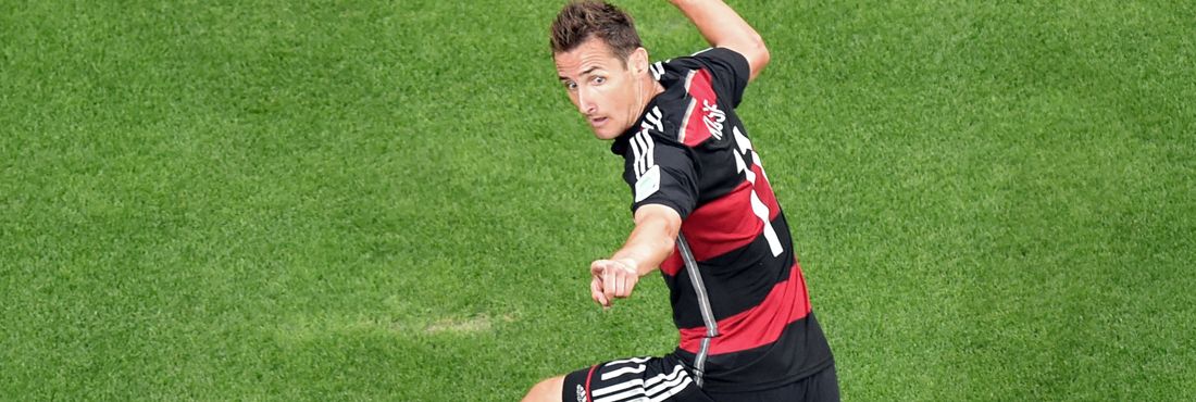 O alemão Miroslav Klose superou a marca do jogador brasileiro Ronaldo e é o maior artilheiro da história das Copas, com 16 gols