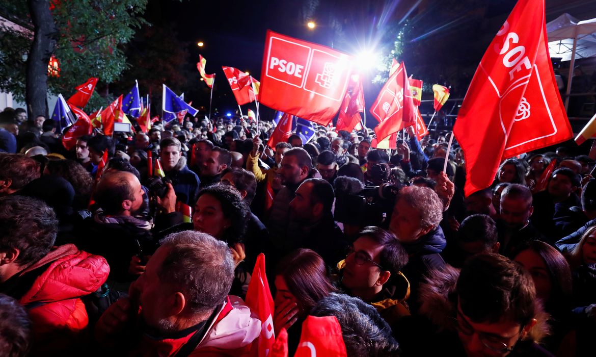 Supporters of Spain's acting Prime Minister and Socialist Party leader (PSOE) candidate Pedro Sanchez react during Spain's general election at party headquarters in Madrid, Spain, November 10, 2019. REUTERS/Sergio Perez
