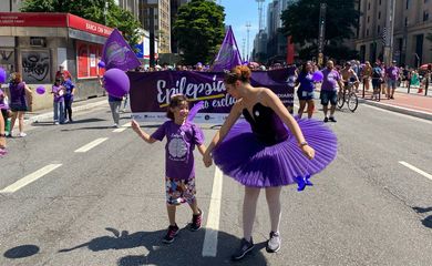 SÃO PAULO (SP) - Caminhada pela Avenida Paulista lembra o Dia Mundial da Conscientização de Epilepsia. Foto: Elaine Patricia Cruz/Agência Brasil