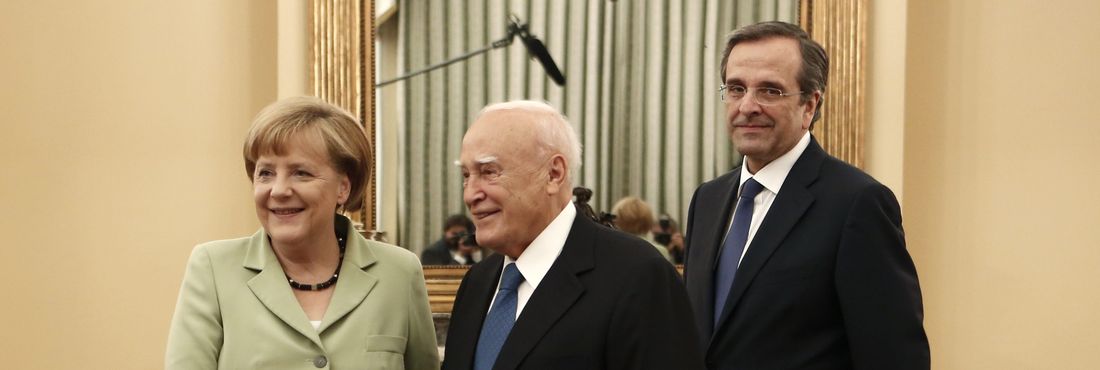 A chanceler alemã Angela Merkel cumprimenta o presidente grego Carolos Papoulias