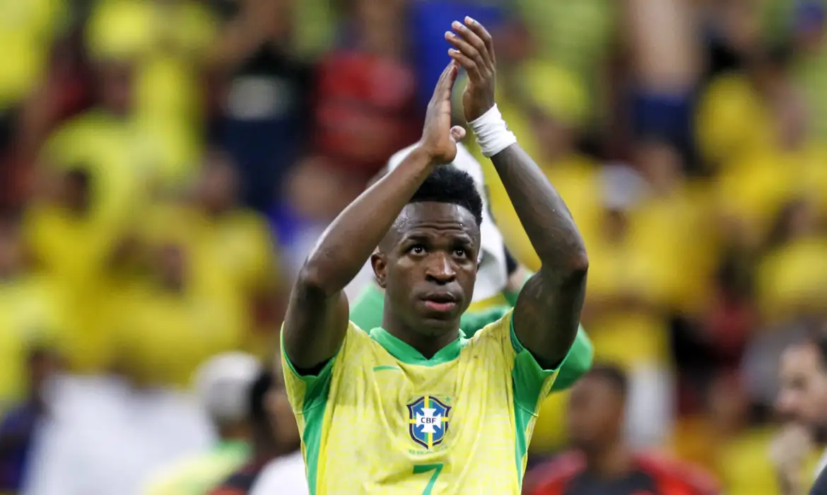 Brasília (DF), 20/03/2025 - Jogador Vini Jr durante lance de jogo de futebol entre Brasil e Colômbia válido pelas Eliminatórias da Copa do Mundo. Foto: Bruno Peres/Agência Brasil