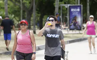 Rio de Janeiro (RJ) 25/01/2025 – Frequentadores se refrescam na Praia do Flamengo durante semana com alerta de calor extremo. Foto: Fernando Frazão/Agência Brasil