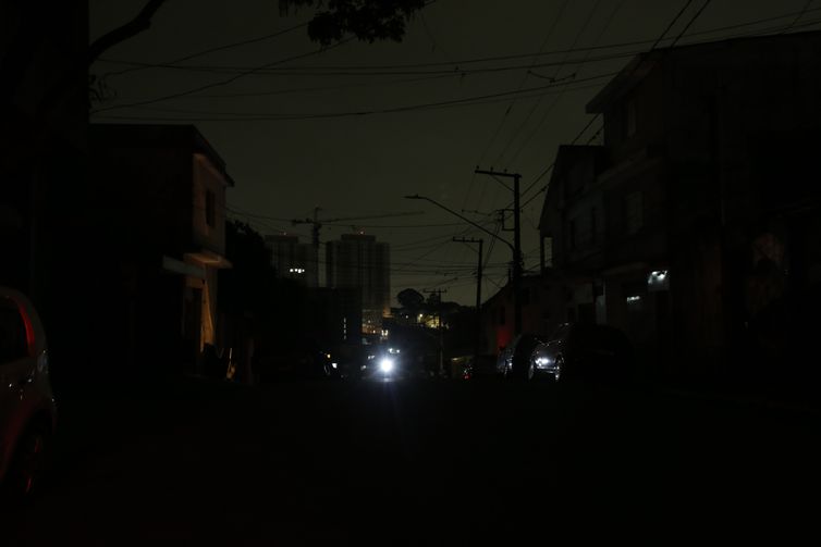 Paulo Pinto/Agência Brasil São Paulo (SP), 13/10/2024 -.Avenida Padre Arlindo Vieira no bairro do Jabaquara sem energia elétrica desde sexta-feira devido as chuvas,.Foto: Paulo Pinto/Agência Brasil