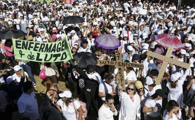 Brasília (DF), 28/06/2023 - Profissionais de enfermagem realizam manifestação em defesa da implementação do piso salarial da enfermagem. Foto: Marcelo Camargo/Agência Brasil