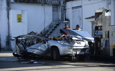 Carro explode durante abastecimento com GNV, na zona norte do Rio de Janeiro