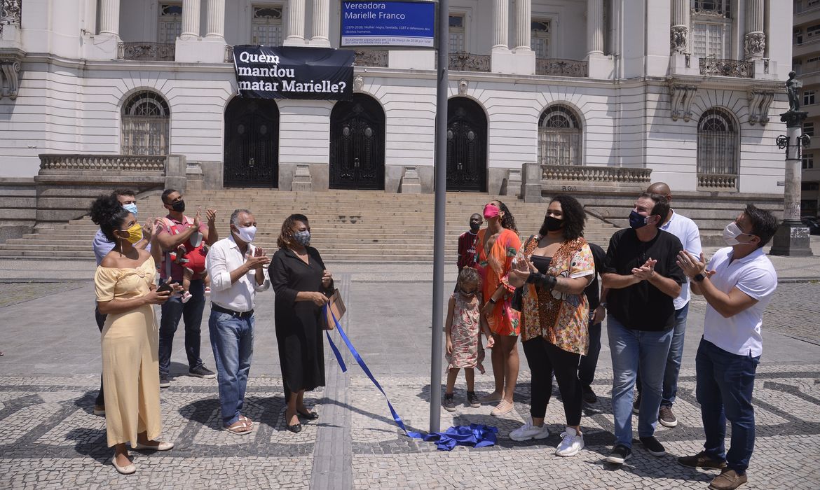Prefeito do Rio de Janeiro, Eduardo Paes inaugura placa em homenagem à Marielle Franco