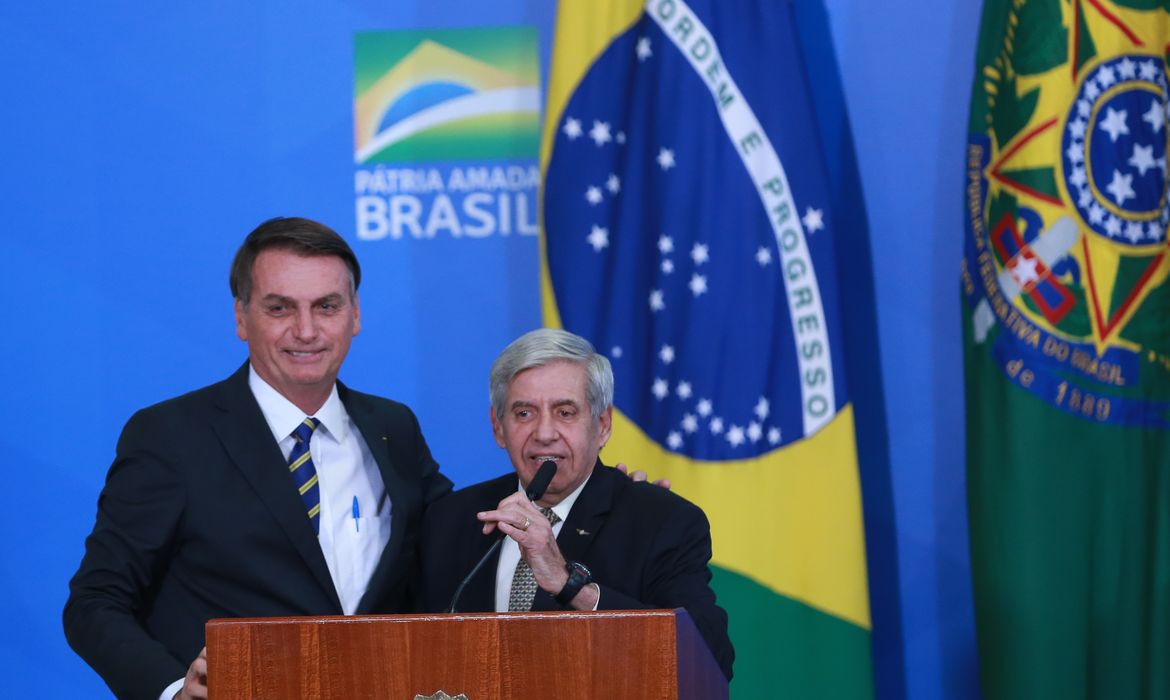 O presidente da República Jair Bolsonaro, o ministro do Gabinete de Segurança Institucional (GSI), Augusto Heleno, durante cerimônia de assinatura do decreto que dispõe sobre o Conselho Nacional da Amazônia Legal