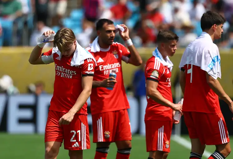 Jogadores do Benfica em jogo contra o Bayern de Munique
 24/6/2025    REUTERS/Kai Pfaffenbach