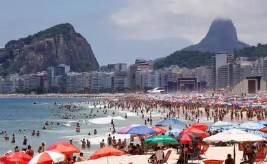 Rio de Janeiro(RJ), 31/12/2024 - Praia cheia com palcos montados na areia da Praia de Copacabana no último dia do ano.  Foto: Tânia Rêgo/Agência Brasil