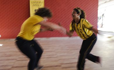 A capoeira tem cor, tem uma história. Ela envolve ancestralidade, símbolos culturais e afirmação da negritude”, diz Larissa Ferreira, capoeirista e professora de dança do Instituto Federal de Brasília (IFB)