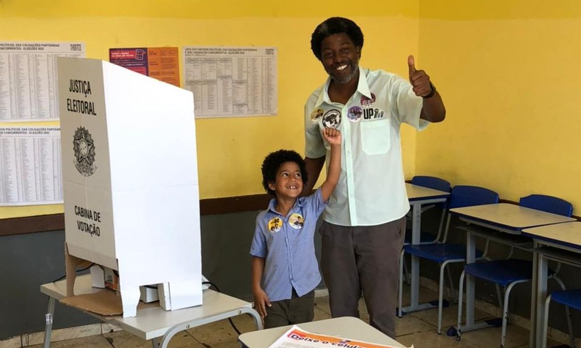 Léo Péricles vota em em escola estadual em Belo Horizonte