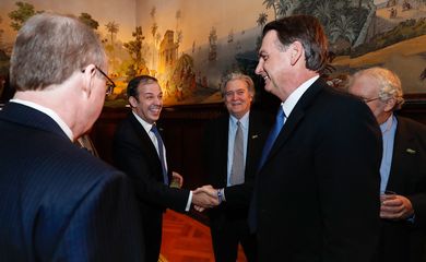 Presidente da República Jair Bolsonaro cumprimenta o Sr. Gerald Brant, diretor do fundo de investimentos Pantera Capital, em Washington (EUA).