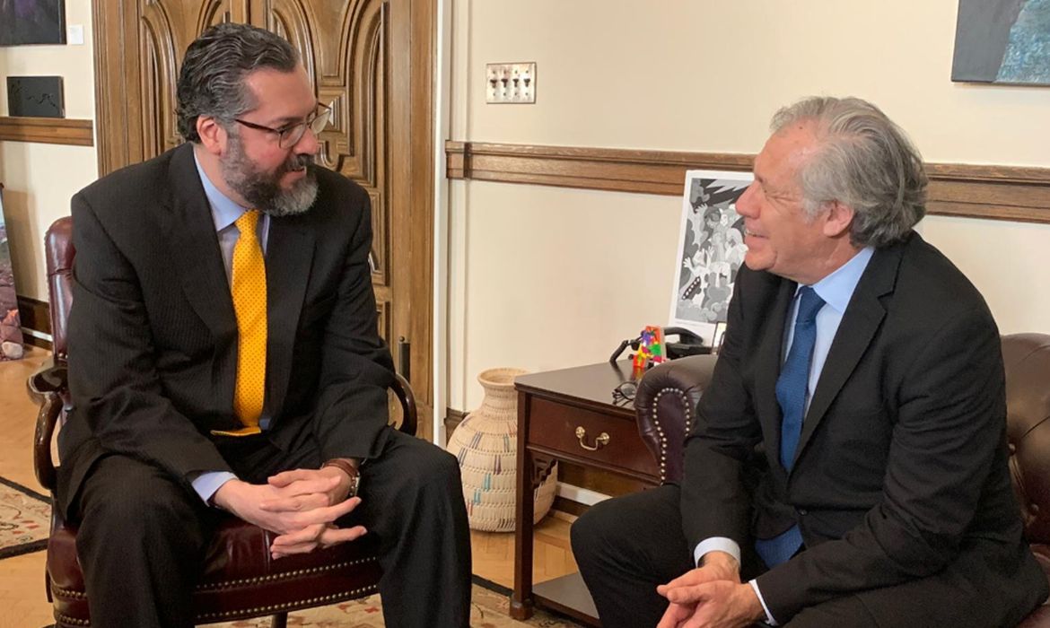 O ministro das Relações Exteriores, Ernesto Araújo, conversa com o secretário-geral da OEA, Luis Almagro, sobre a situação na Venezuela, na sede da organização, em Washington.